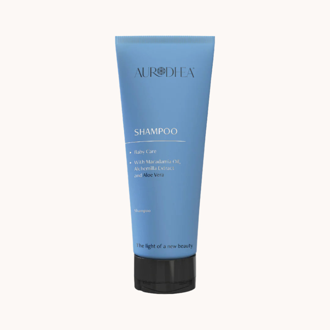 Aurodhea Bio-Shampoo gegen Kopfläuse und Nissen – chemikalienfreie, schwefelbasierte Formel mit Aloe Vera zur Linderung von Entzündungen, Neemöl zur Abwehr von Läusen sowie ätherischem Zitronenöl und Zimtextrakt zur Desinfektion und Beruhigung der Kopfhaut.

