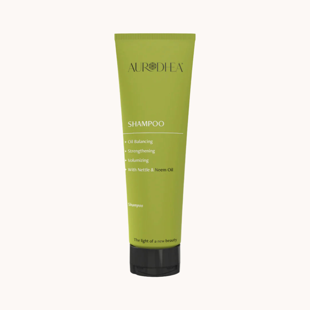 Aurodhea Shampoo mit Neemöl und Brennnesselextrakt zur Regulierung von Talg, gegen Schuppen und fettiges Haar, für gestärkte Kopfhaut und mehr Volumen.
