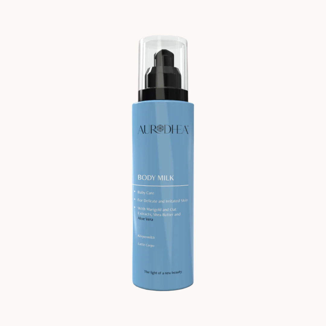 Aurodhea Baby Body Milk mit Haferextrakt, Sheabutter, Panthenol, Aloe Vera und Ringelblumenextrakt für sanfte, feuchtigkeitsspendende Pflege empfindlicher Babyhaut zur Unterstützung der Hautbarriere und Beruhigung bei trockener, atopischer Haut.

