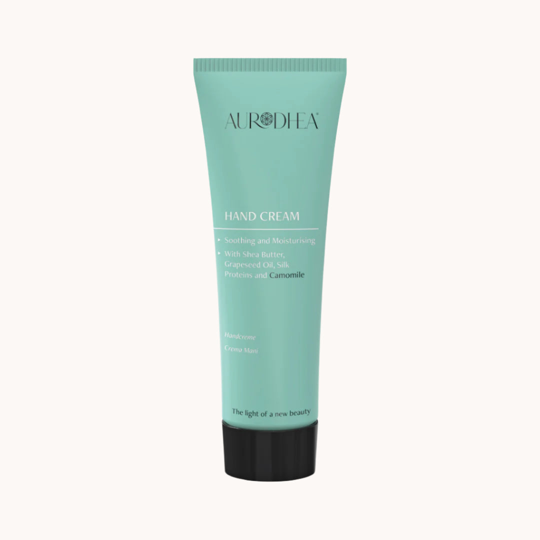 Aurodhea Kamille Handcreme mit Sheabutter, Seidenprotein, Traubenkernöl und Arganöl für empfindliche, rissige Haut, die schützt, pflegt, beruhigt und mit Feuchtigkeit versorgt.

