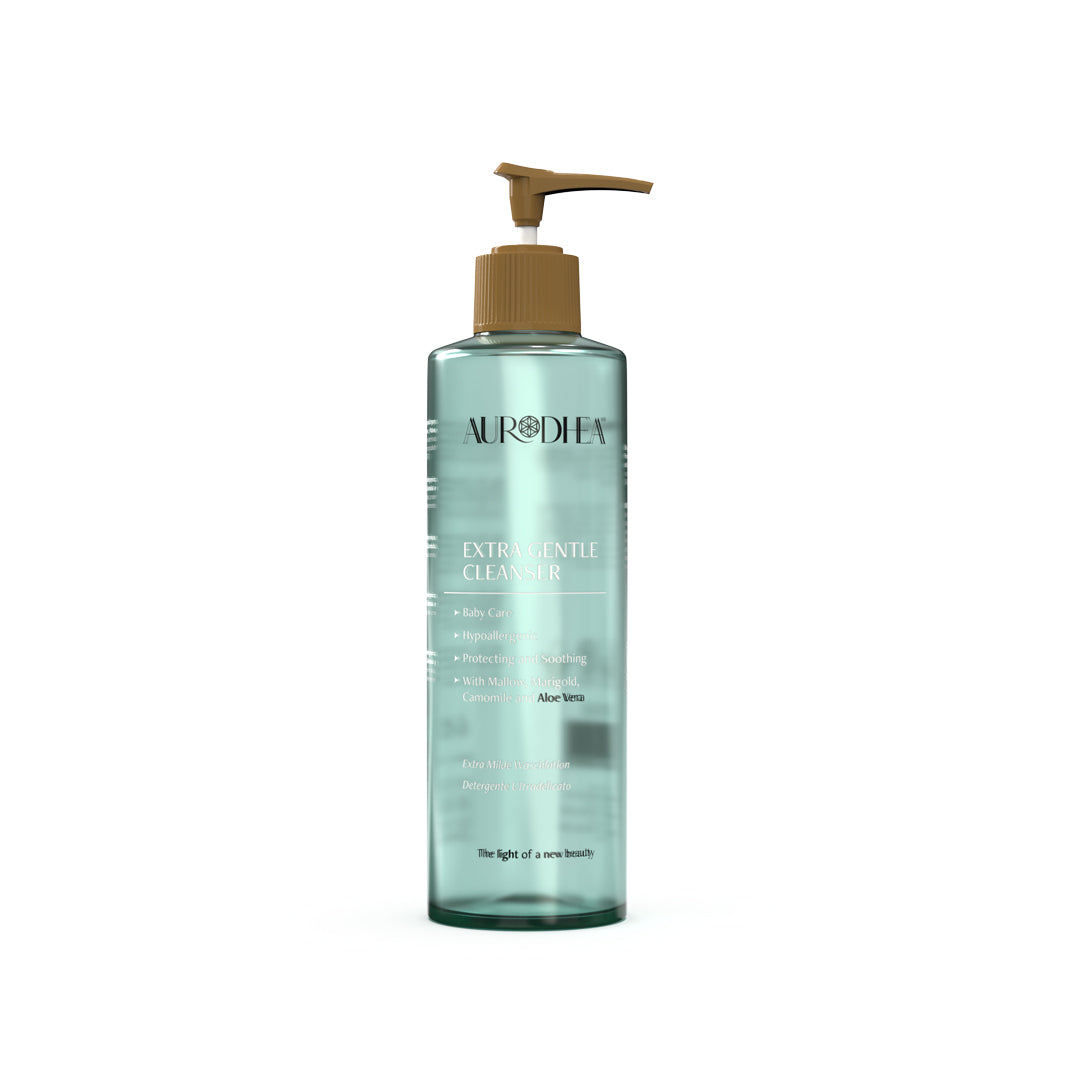 Aurodhea Baby Extra Gentle Cleanser mit pflanzenbasierten Extrakten aus Malve, Ringelblume, Kamille und Aloe Vera für sanfte, feuchtigkeitsspendende und beruhigende Reinigung empfindlicher Kinderhaut.

